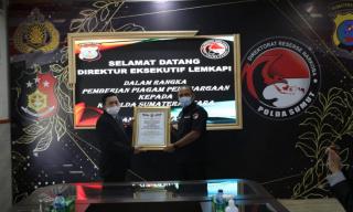 Kapolda Sumut Terima Piagam Penghargaan Trust Award Dari LEMKAPI