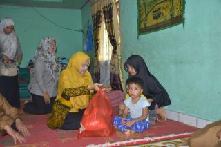 Ricana Djayanti Hambali Tinjau Dan Serahkan Bantuan Kepada Balita Penderita Stunting