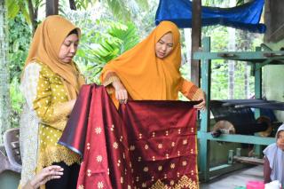Ketua Umum Dekranasda Kampar Lakukan Pembinaan Kepada Pengrajin Tenun Songket