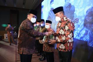 Kapolda Sumut Terima Penghargaan Sebagai Tokoh Peduli Majelis Ulama Indonesia