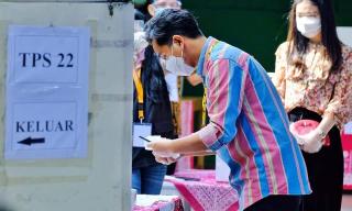 Gibran Bersama Selvi Ananda Nyoblos di TPS 22 Tirtoyoso