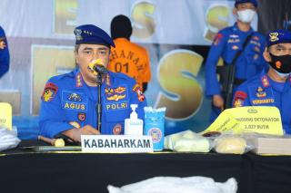 Kabaharkam Polri Pimpin Pers Rilis Pengungkapan Kasus 16 Ton Bom Ikan