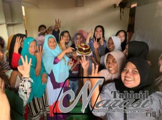 Rayakan Hari Ibu, Tengku Ferra Wahyuni Lakukan Potong Kue Bersama Emak-emak