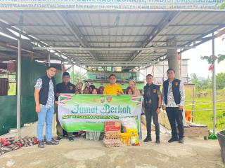 Satreskrim Polres Pelalawan Salurkan 40 Porsi Nasi Kotak dan Sembako dalam Kegiatan Jumat Berkah