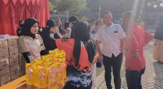 DKPTH Pelalawan Gelar Pasar Murah, PT Musim Mas Salurkan 3 Ton Minyak Goreng