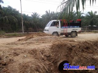 Warga Tapung Hulu : Ada Pemasangan Gorong-gorong Tengah Malam di Kolam Korban Banjir 