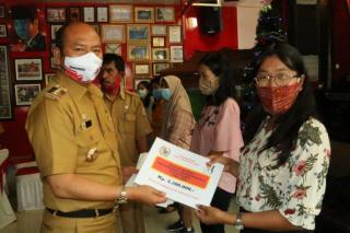 Bupati Taput Serahkan Beasiswa bagi Mahasiswa Berprestasi yang Kurang Mampu